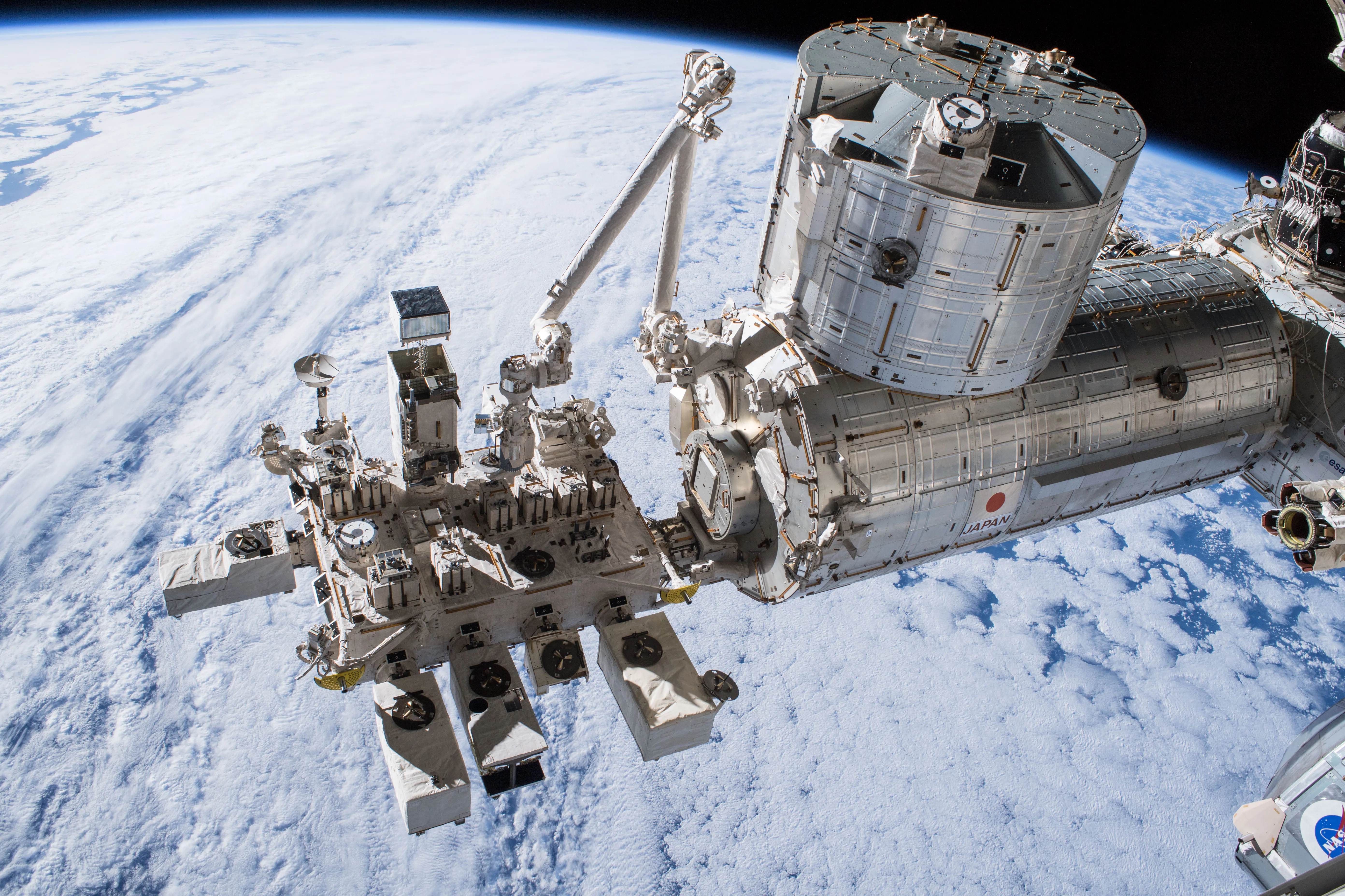 the-kibo-laboratory-module-from-the-japan-aerospace-exploration-agency-28149074718-o (1)-cópia